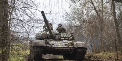 Наші танкісти б’ють по скупченню техніки – не дають ворогові окопатися!