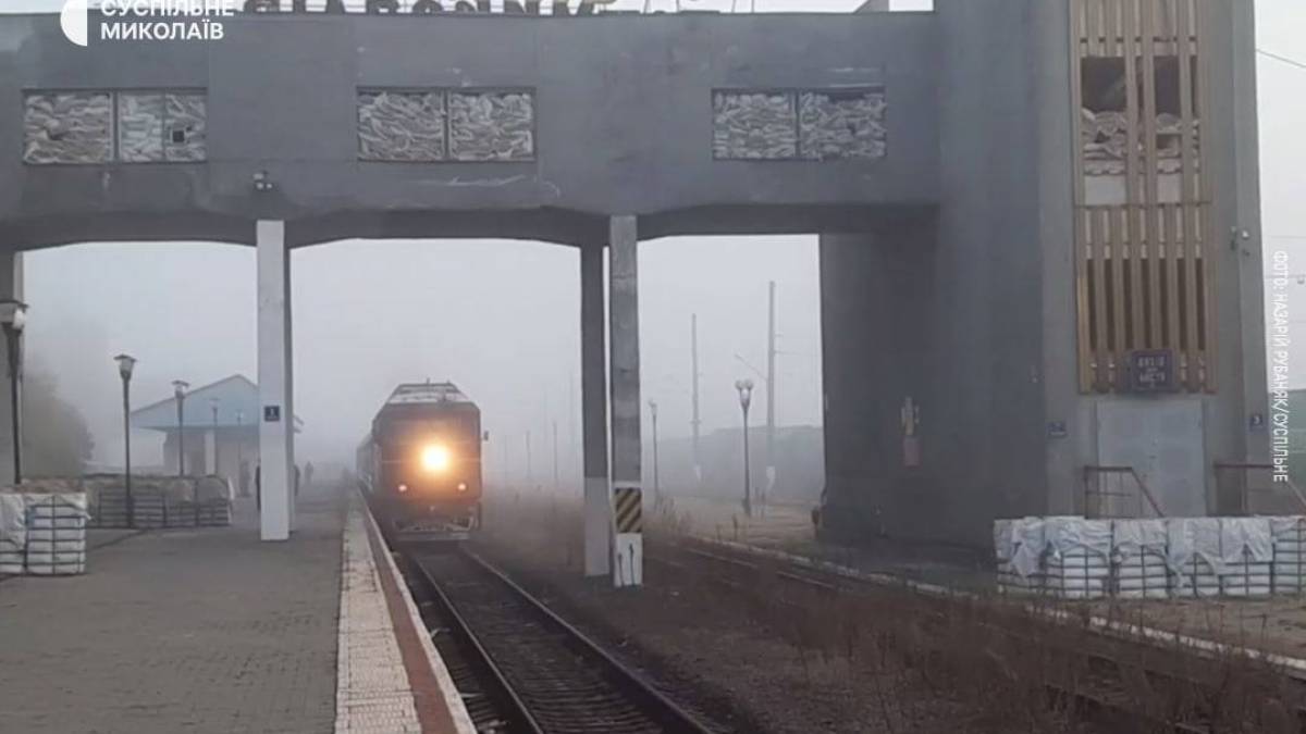 До Миколаєва вже прибув перший пасажирський потяг