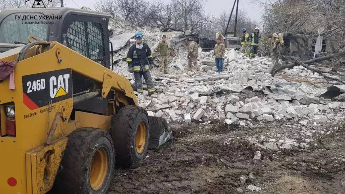 Запорізька область: рятувальники ліквідують наслідки ракетних ударів