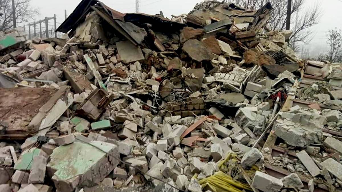Ракетний обстріл у передмісті Запоріжжя: поліцейські документують наслідки трьох ударів