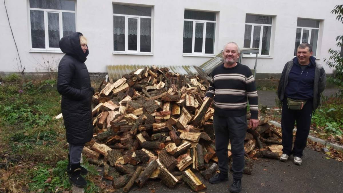 Прифронтові громади області почали отримувати деревину для опалення
