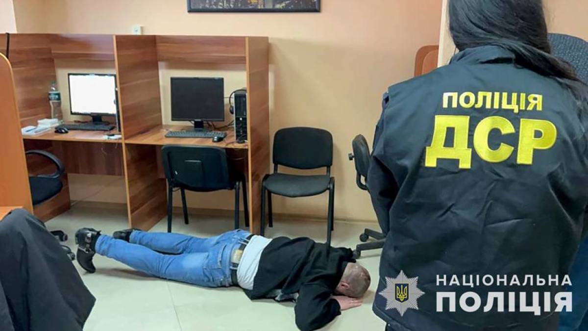 Поліція Запоріжжя припинила діяльність шахрайського call-центру із щомісячною виручкою понад 3 мільйони гривень