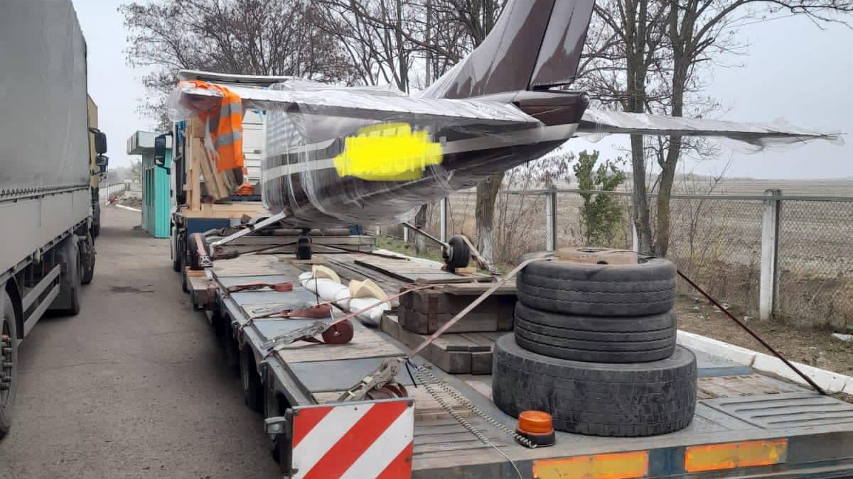 Митники вилучили в українця літак, який той віз до Молдови