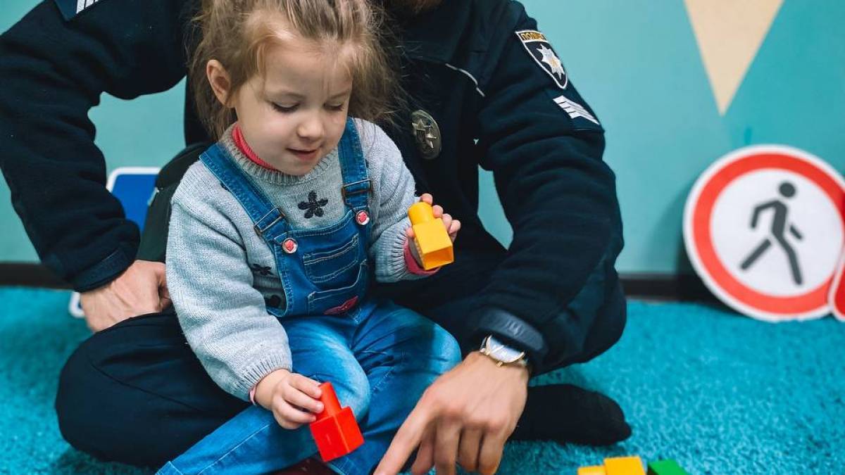 Інспектори відділу зв’язків із громадськістю провели для вихованців дитячого садка пізнавальне заняття