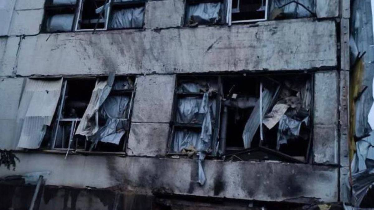 Запоріжжя: рятувальники ліквідували наслідки ракетних ударів фото