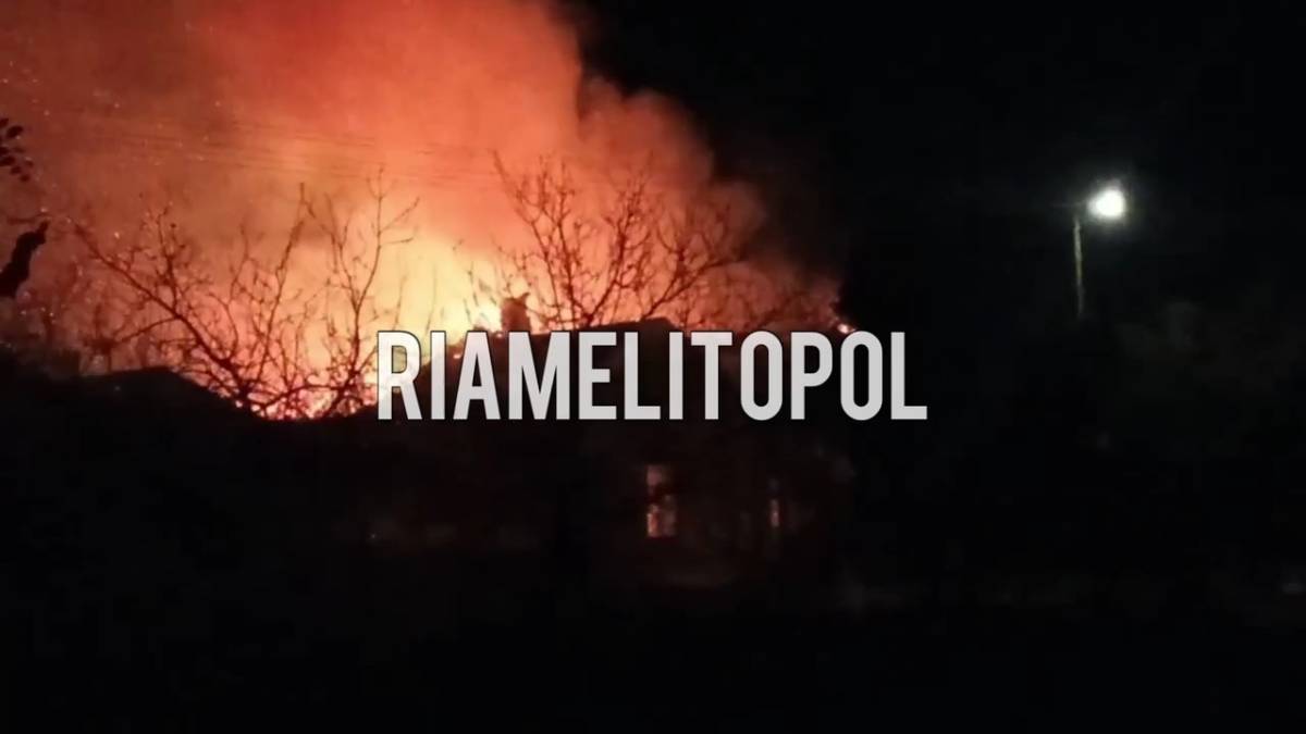 У Мелітопольскому районі палає місцевий будинок культури, відео