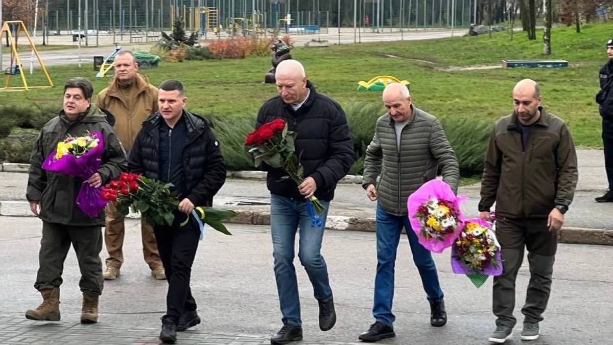 Сьогодні вся країна відзначає День Гідності та Свободи, заснований на честь двох революцій — Помаранчевої та Революції Гідності.