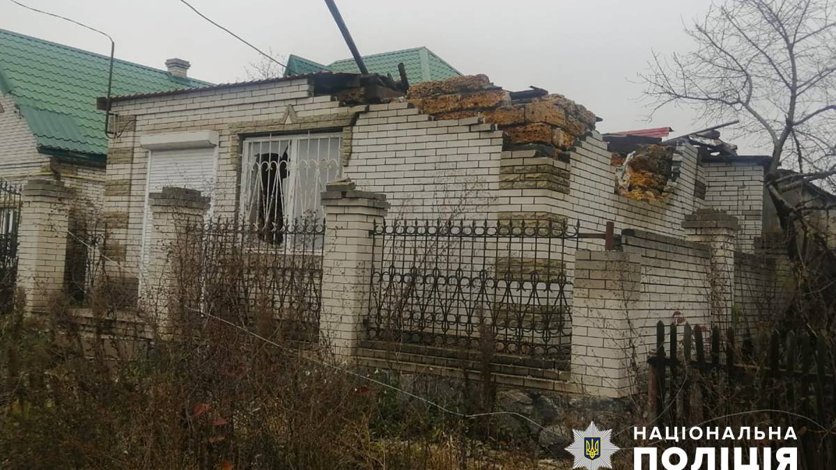 Понад півсотні зруйнованих осель – результат вогневої атаки окупантів: наслідки влучань документує поліція