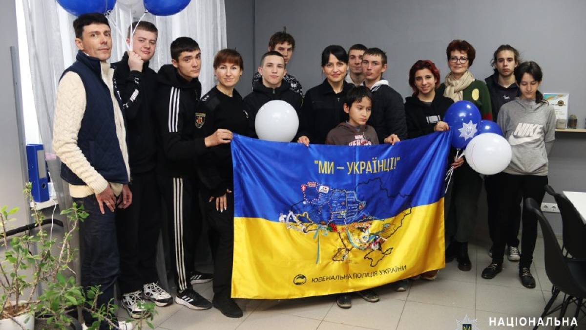Днями поліцейські Запоріжжя перейняли від колег з Одеси естафету в національно-патріотичному флешмобі.