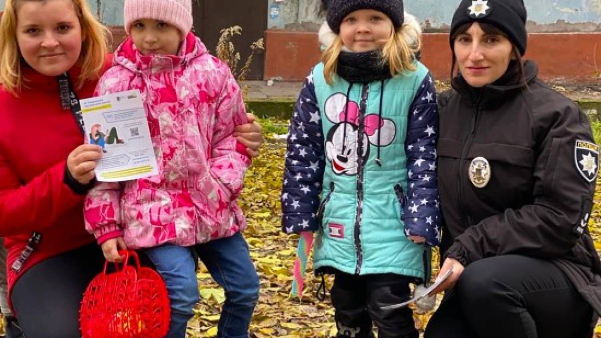 У Запоріжжі ювенальні поліцейські провели інформаційно-просвітницький захід для громадян