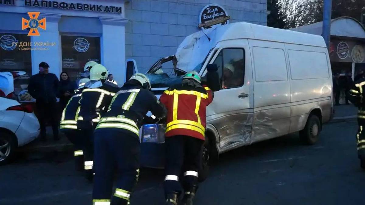 ДТП на проспекті соборному у Запоріжжі: 15 рятувальників ліквідували наслідки аварії