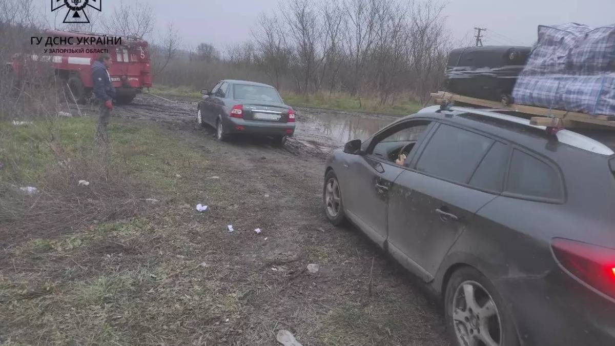 Рятувальники продовжують надавати допомогу громадянам на «Дорозі життя» видео