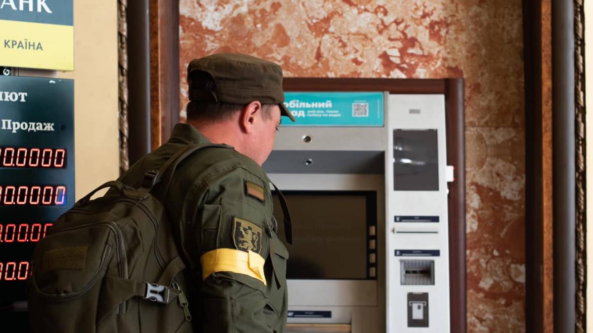 “Ощадбанк” скасував комісію за зняття готівки з карток усіх банків