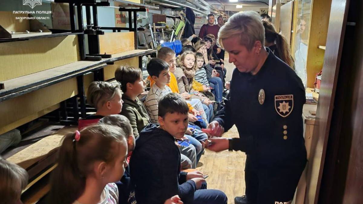 Наразі вечори особливо темні, тож турбуємося про власну безпеку: шкільні офіцери разом із дітьми виготовляли флікери