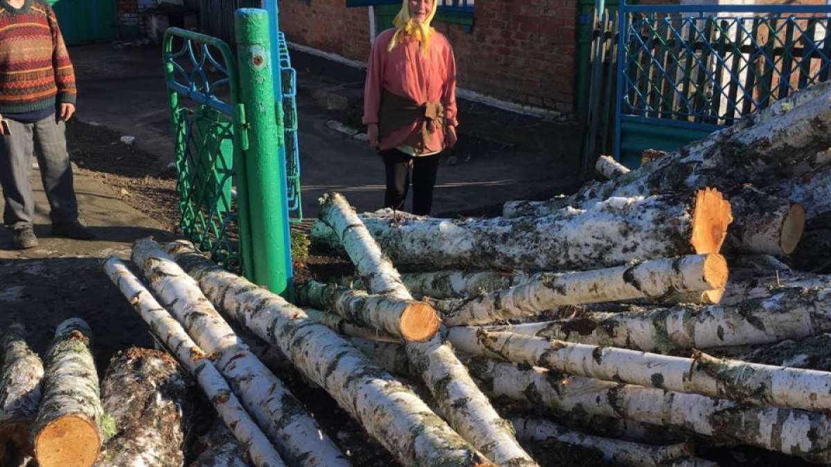 Таврійська громада доставляє населенню паливну деревину