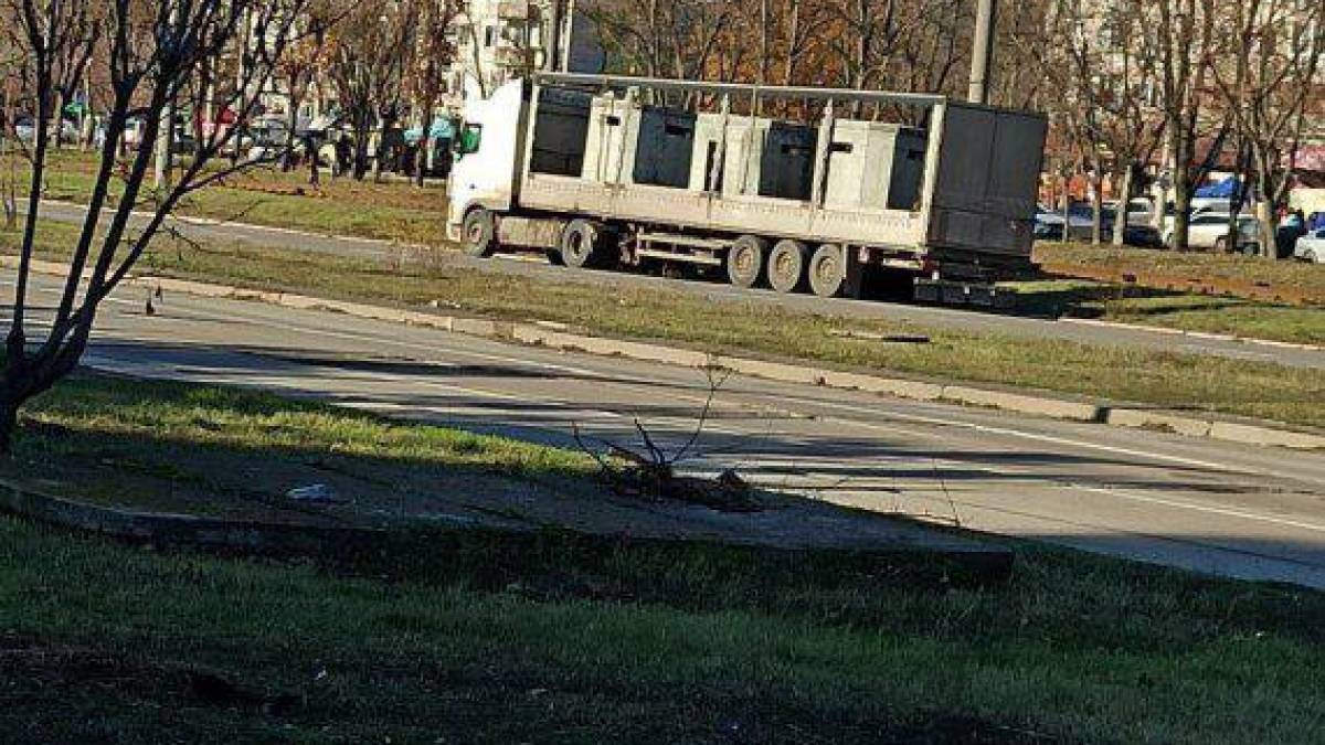 Окупанти везуть у бік Запоріжжя бетонні доти