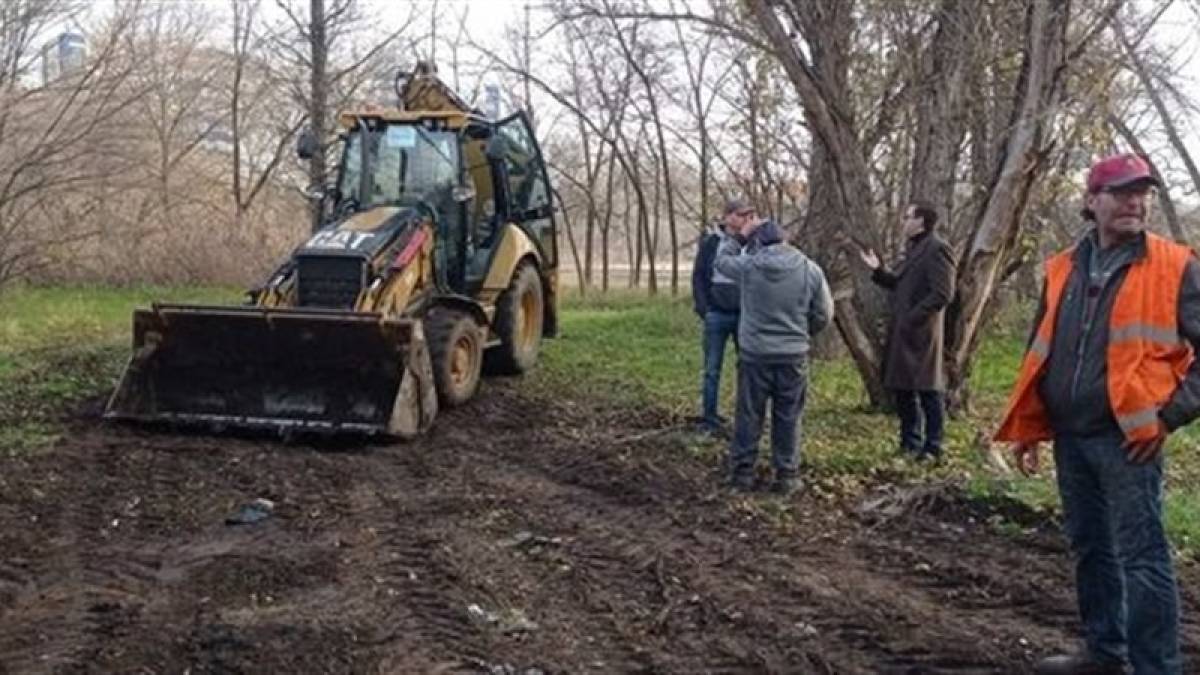 У Вознесенівському районі продовжують прибирати територію від листя