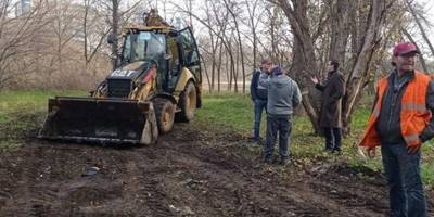 У Вознесенівському районі продовжують прибирати територію від листя