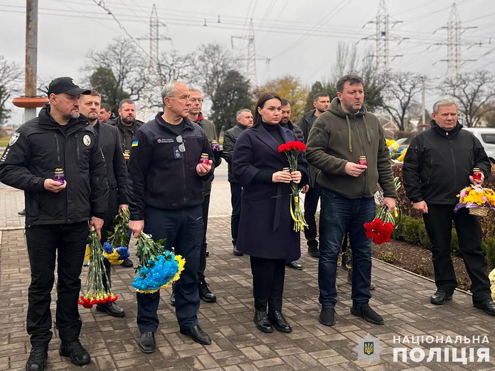 в останню суботу листопада поліцейські запоріжжя вшанували пам&rsquo;ять жертв трьох голодоморів