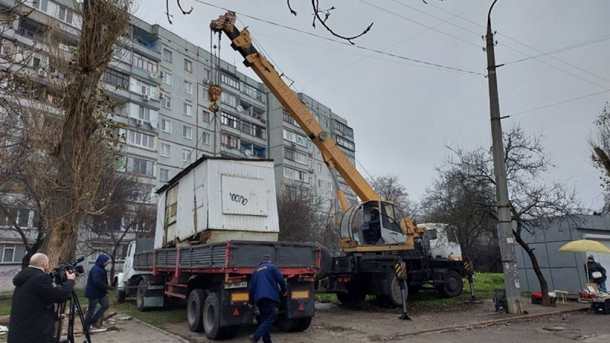 У Запоріжжі продовжують зносити незаконні кіоски