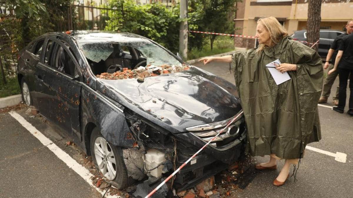 Американська письменниця продає смарагд з 400-річною історією заради України
