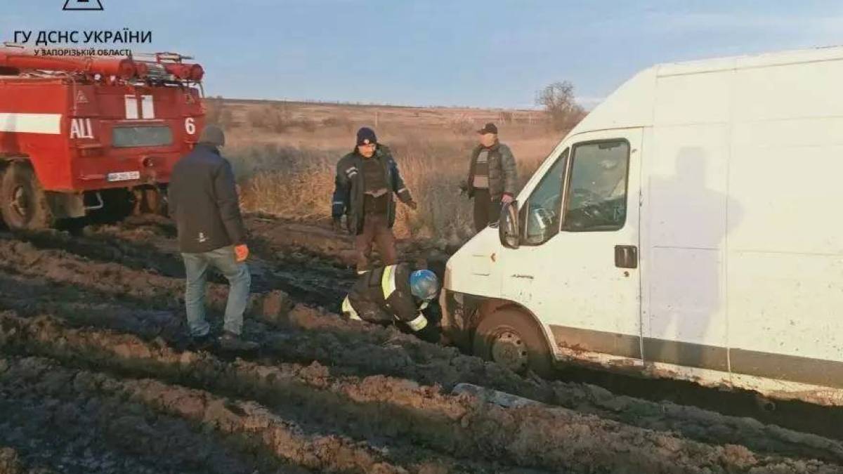Впродовж 17-30 листопада на «Дорозі життя» рятувальники відбуксували 269 автотранспортних засобів, врятувавши 849 людей.
