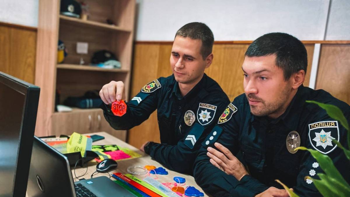 Після відпрацьованої зміни на вулицях міста до дітей на онлайн урок: шкільні офіцери поліції
