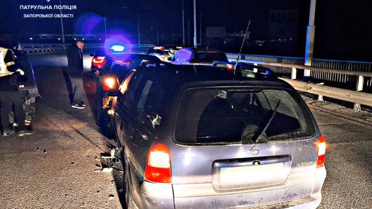Автопригода, що сталася учора у годину пік на Дніпровській греблі, дещо ускладнила рух цією ділянкою. 