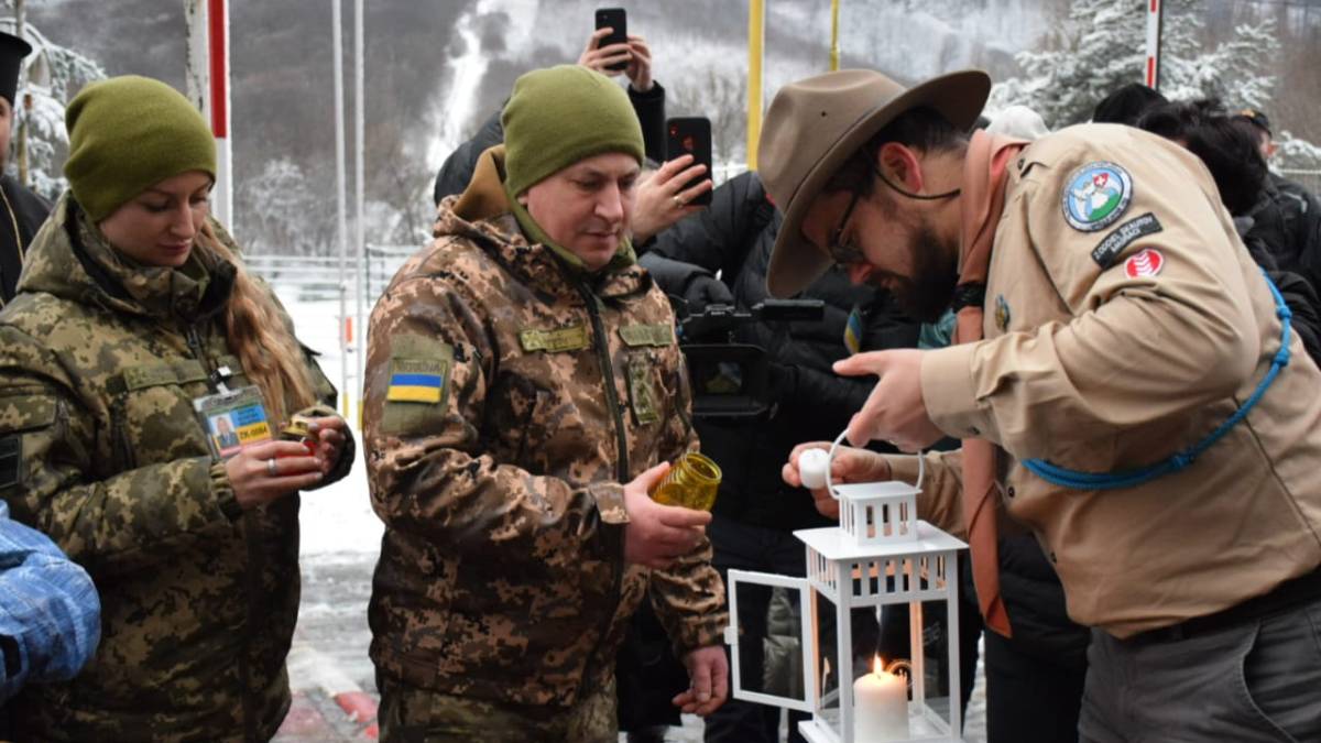 Українські прикордонники зустріли Вифлеємський вогонь миру
