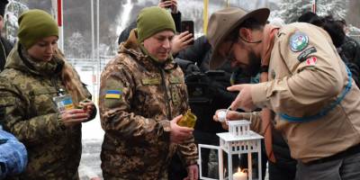 Українські прикордонники зустріли Вифлеємський вогонь миру