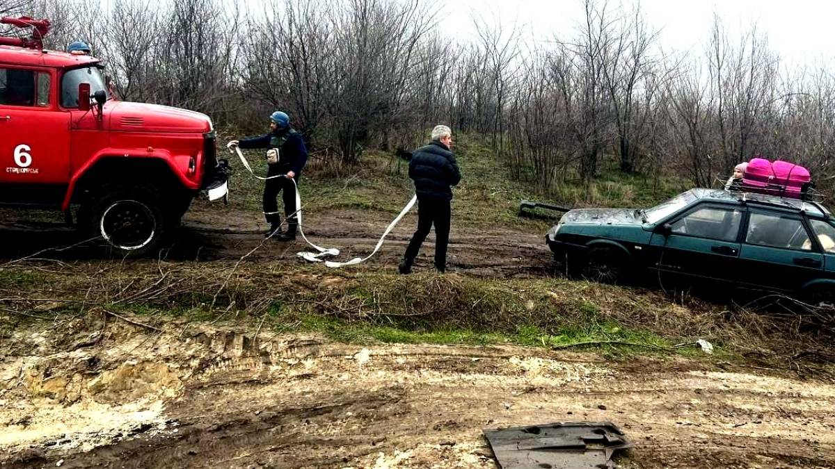 На «Дорозі життя» рятувальники продовжують надавати допомогу (фото)