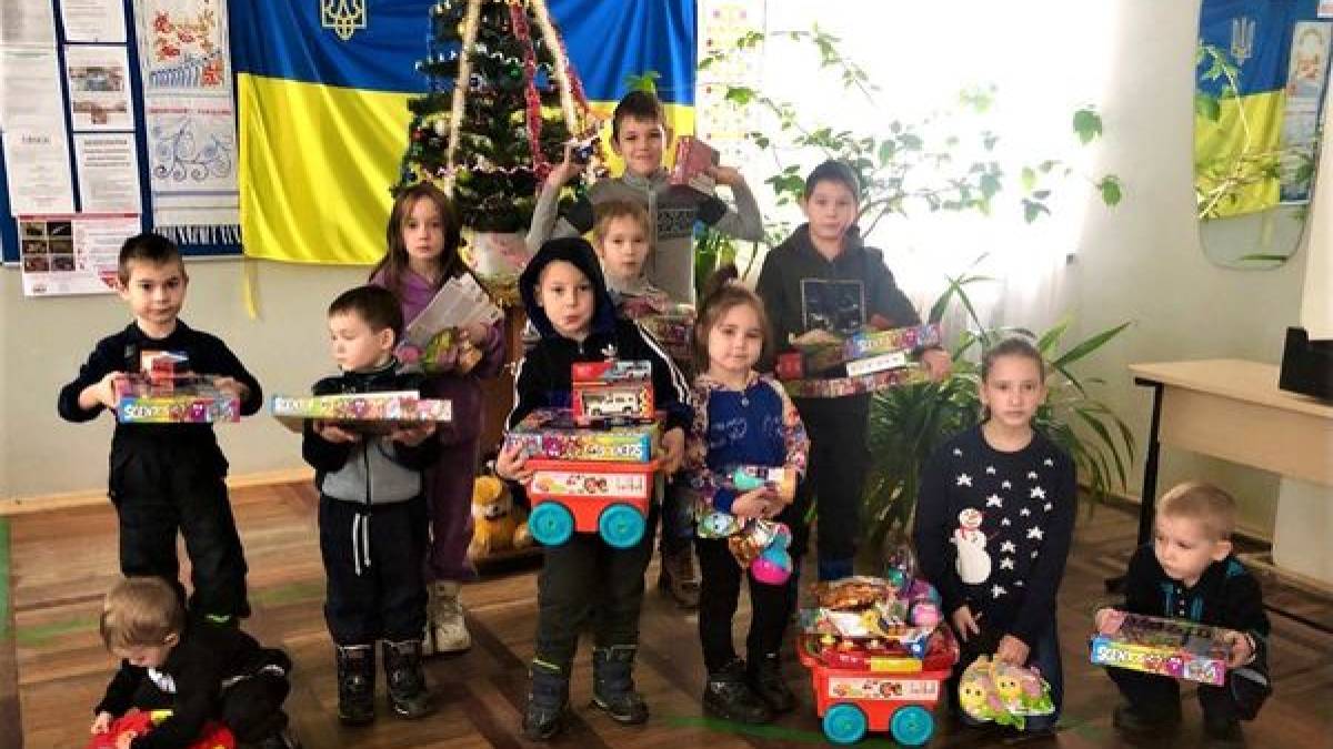 Святий Миколай до дітей, що в Січовому, попереду себе послав  янголів…
