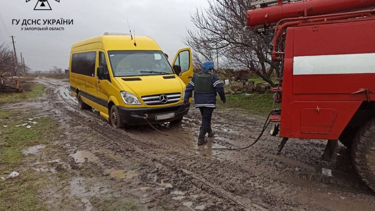 Окупанти розстріляли колону машин, які виїжджали через блокпост у Василівці