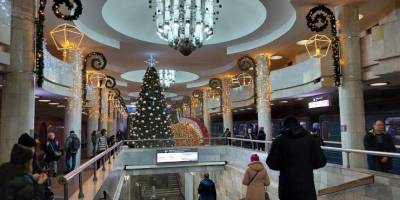 У Харківському метро відкрилася головна ялинка міста