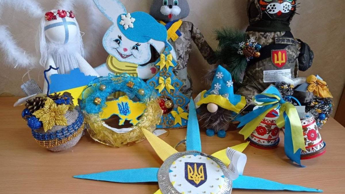 Головну ялинку центрального району Запоріжжя прикрасили іграшками в патріотичному стилі, фото