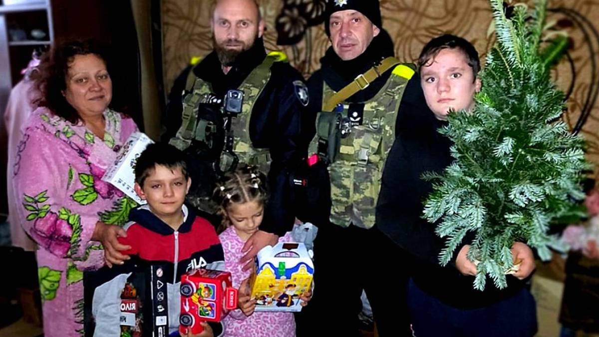 Запорізькі поліцейські привезли дітям Степногірська солодкі гостинці та ялинки