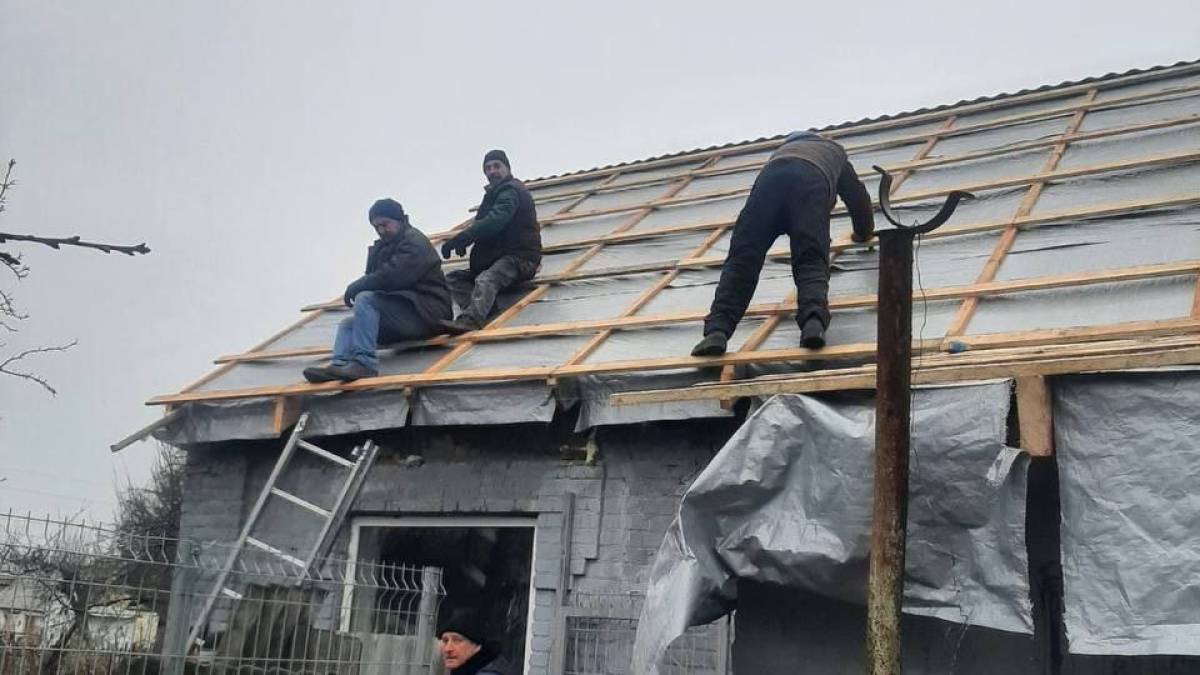 Фотофакт: у Запоріжжі комунальники і благодійники відновлюють обстріляні ракетами будинки приватного сектору
