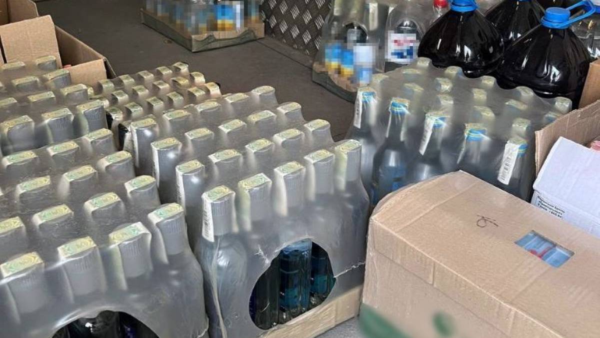 У Запоріжжі затримали вантажівку из 260 літрами фальсифікованого алкоголю