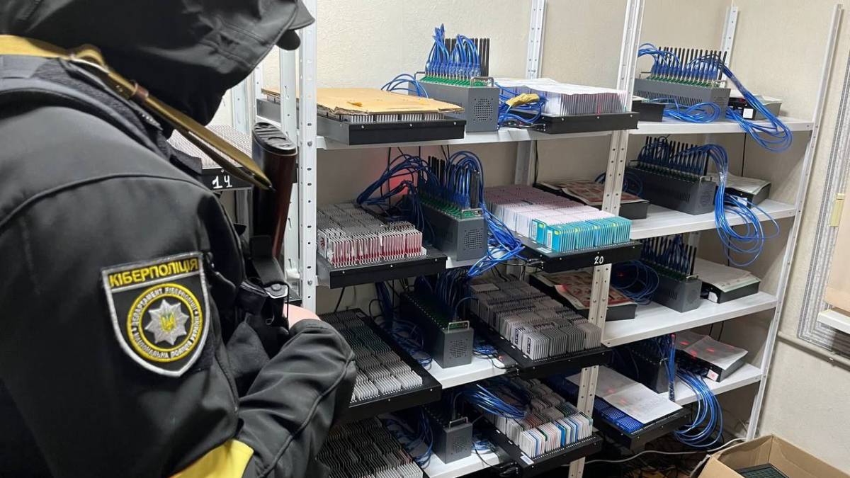 У Запоріжжі правоохоронці викрили найбільшу в Україні проросійську ботоферму, фото