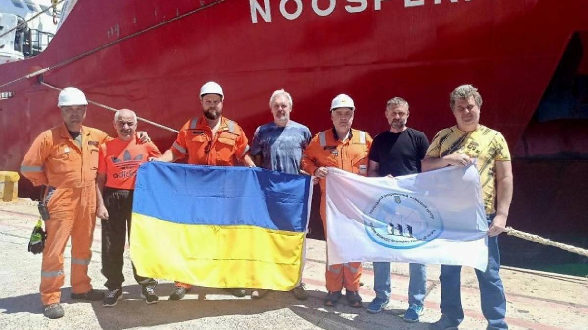 Криголам «Ноосфера» починає новий антарктичний сезон