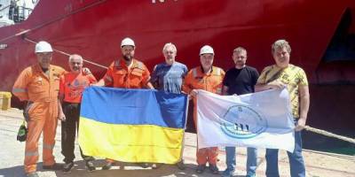 Криголам «Ноосфера» починає новий антарктичний сезон