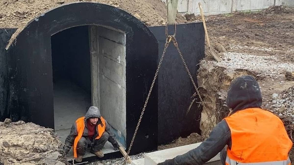 У Запоріжжі встановлюють модульні укриття. Чомусь у парках і  …на пляжі