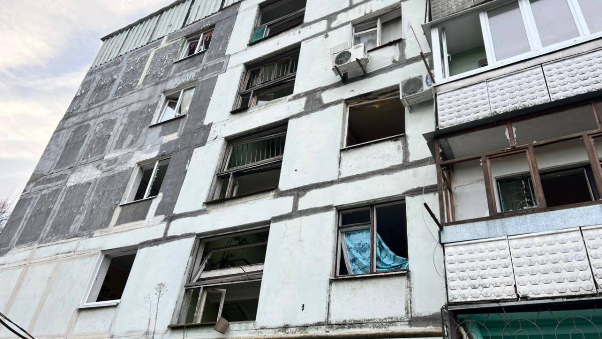 Ударна хвиля «вдавила» до квартири віконні рами, – результати нічного обстрілу