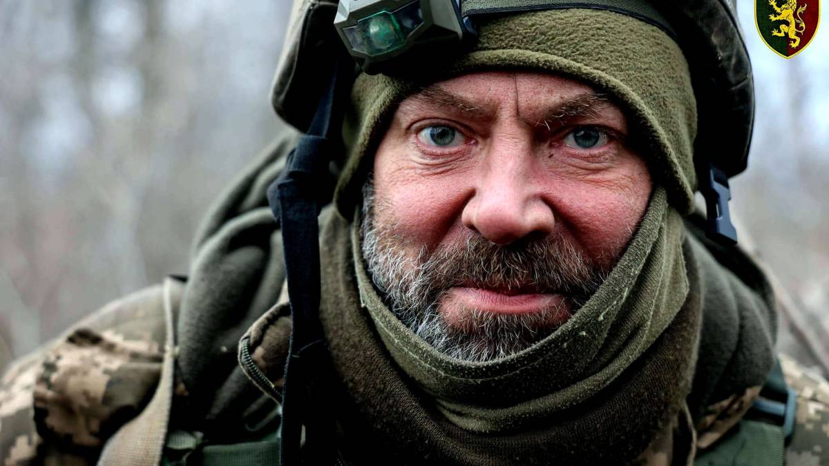 Їхні спини закривають українців