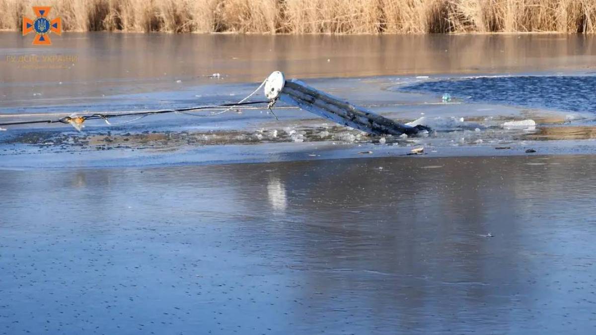 Запорізькі рятувальники дістали з озера ворожу ракету, фото