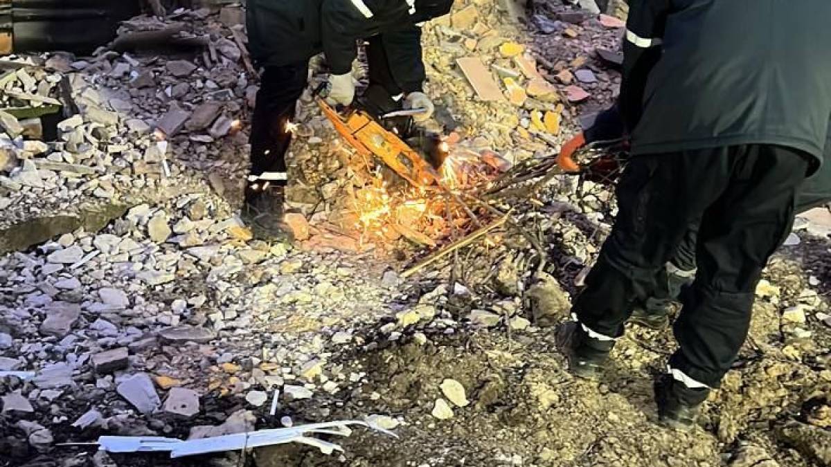 Наслідки нічного ракетного обстрілу Заводського району Запоріжжя, ФОТО