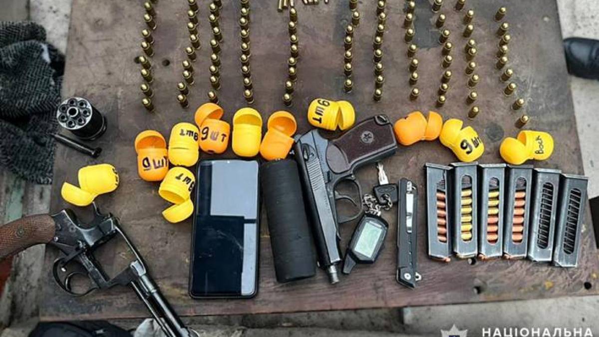 У Запоріжжі викрили групу осіб, які налагодили незаконний збут вогнепальної зброї та боєприпасів, фото