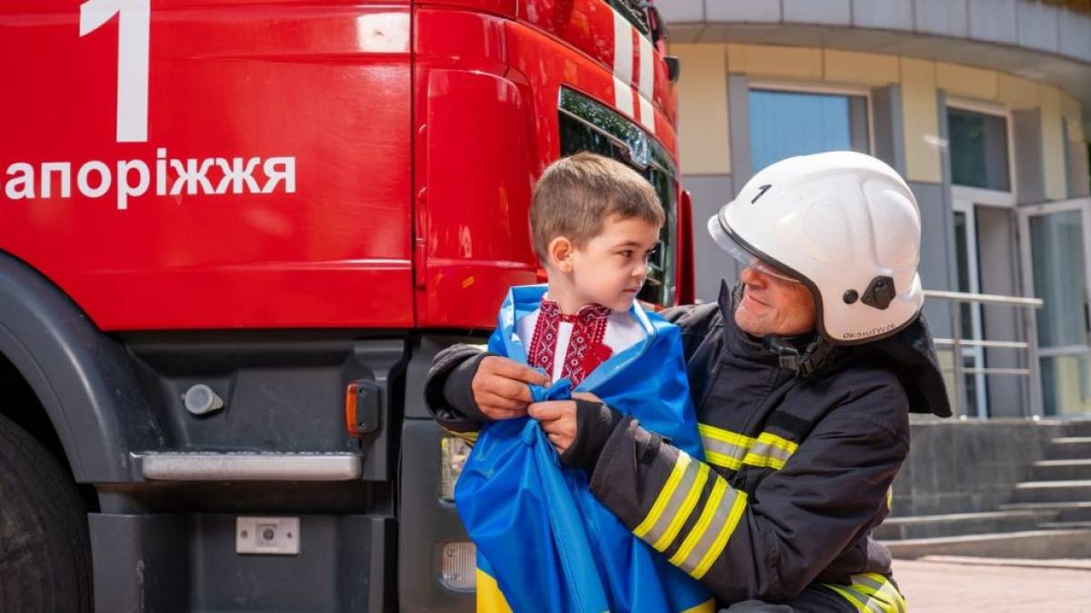 Під обстрілами та без зброї: як працюють запорізькі рятувальники під час війни