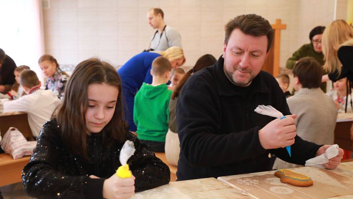 Солодкі подарунки для військових – вихованці запорізької школи-інтернату розмалювали святкові пряники