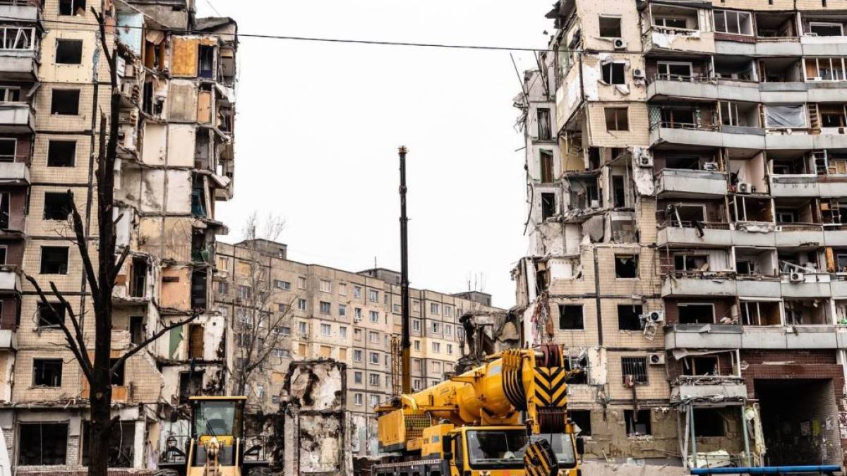 Після ракетного удару у Дніпрі залишаються не впізнаними ще 11 тіл